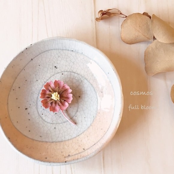 かわいいピンク色のコスモスのブローチ